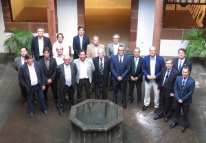 Los miembros de la CEACNA posan con las autoridades en el patio del Palacio de Salazar.