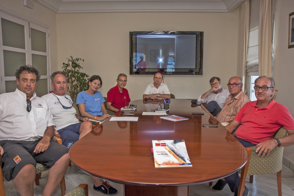 La Junta Directiva de la CEACNA con la presidenta de la RFEV, Julia Casanueva. FIRMA FOTO: Copa del Rey/Laura Guerra